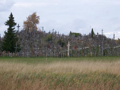 Berg der Kreuze (100_0181.JPG) wird geladen. Eindrucksvolle Fotos aus Lettland erwarten Sie.